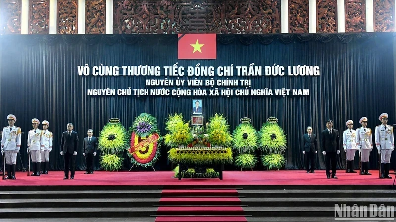 原越南国家主席陈德良追悼会按国葬规格在陈圣宗街5号国家殡仪馆举行。