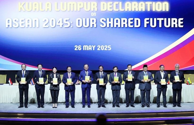 东盟各国和东帝汶领导人签署《东盟2045：我们共同的未来》吉隆坡宣言。（图片来源：越通社）