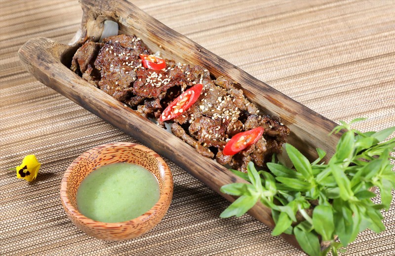 竹筒烤牛肉。（图片来源：越南画报）