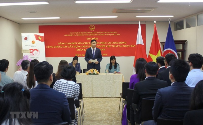 越南驻日本大使范光校主持会议。（图片来源：越通社）