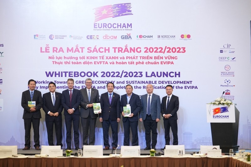 与会代表在2023年经济白皮书公布仪式上合影。