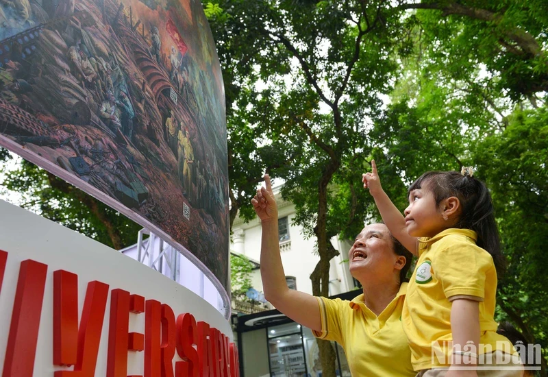 八月幼儿园师生参观全景图。