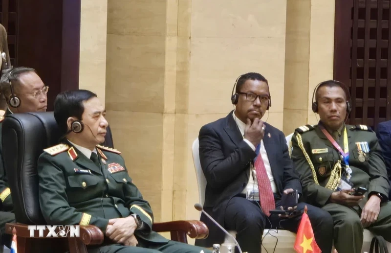 越南国防部长潘文江大将率团出席会议。（图片来源：越通社）