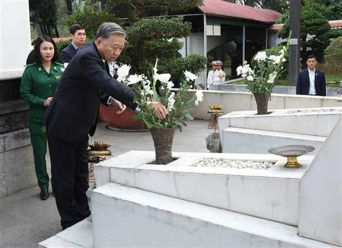 苏林总书记在河静省同禄丁字路口遗迹区敬献花圈。（图片来源：越通社）