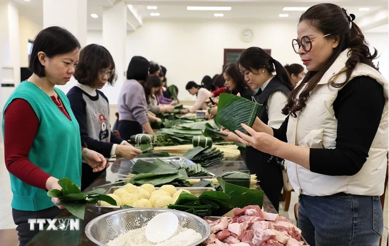 越南驻中国大使馆、大使馆工会举行包粽子活动。（图片来源：越通社）