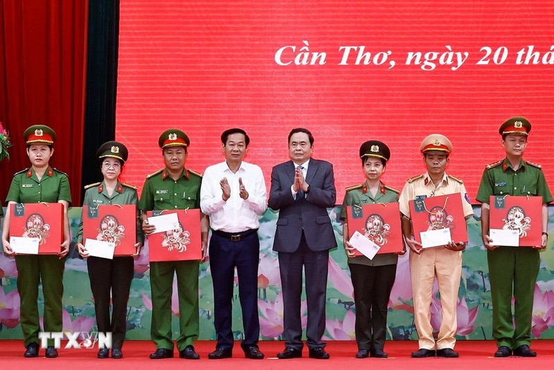 越南国会主席陈青敏春节前在芹苴市开展走访慰问活动。（图片来源：越通社）