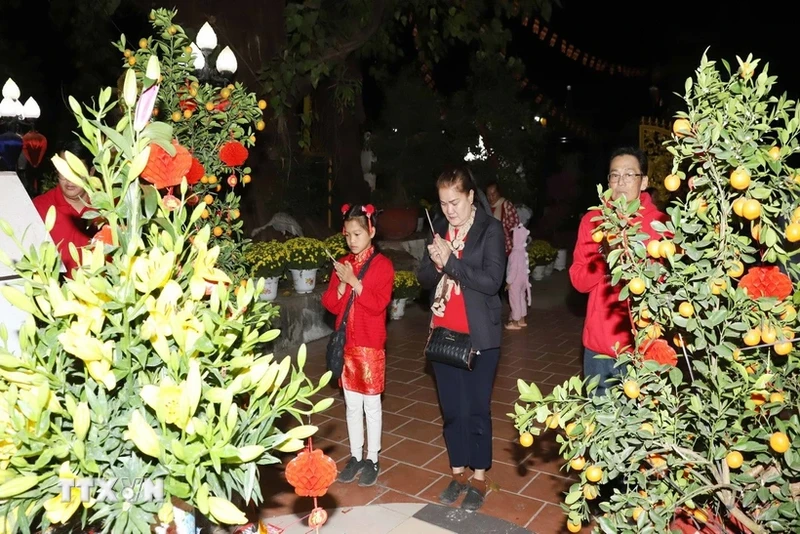 大年初一去寺庙烧香祈福——旅老越南人喜迎新春的文化之美。（图片来源：越通社）