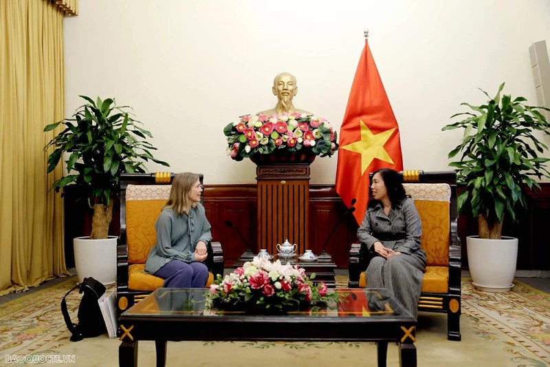 越南外交部副部长黎氏秋姮会见加拿大国防部副部长斯蒂芬妮·贝克。（图片来源：国际报）