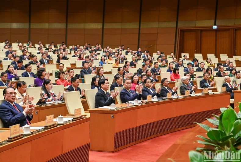 第十五届国会第九次会议隆重开幕。
