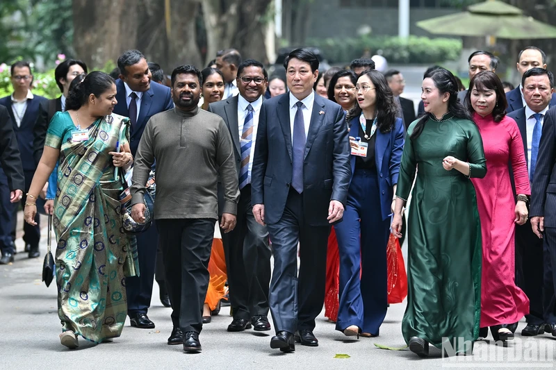 越南国家主席梁强与斯里兰卡总统共同探访胡志明主席故居。