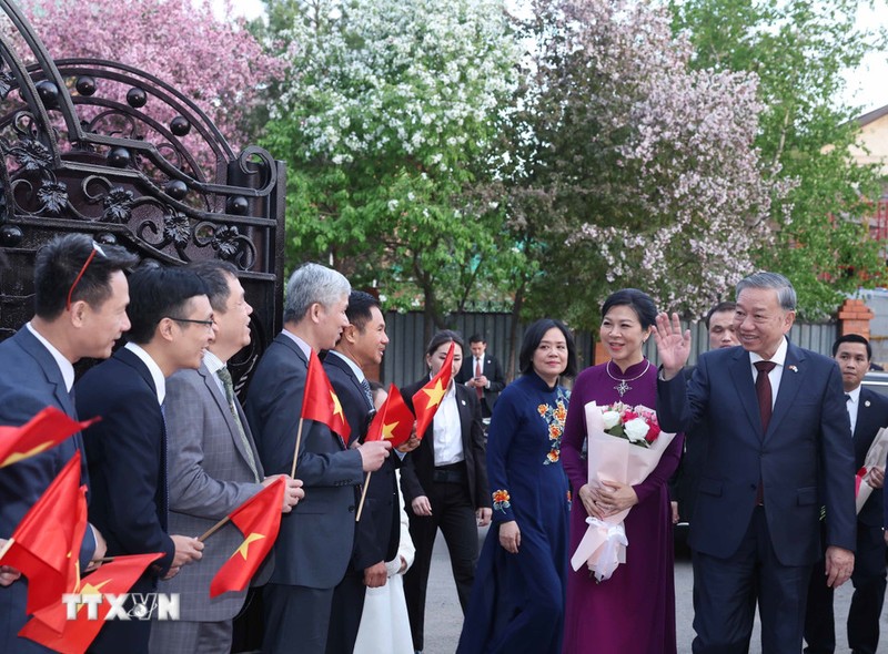 越共中央总书记苏林与夫人同越南驻哈萨克斯坦大使馆干部和工作人员。