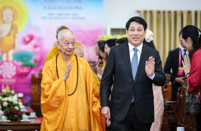 梁强主席与越南佛教协会法主释智广长老和尚出席2025年联合国卫塞节开幕式。（图片来源：越通社）