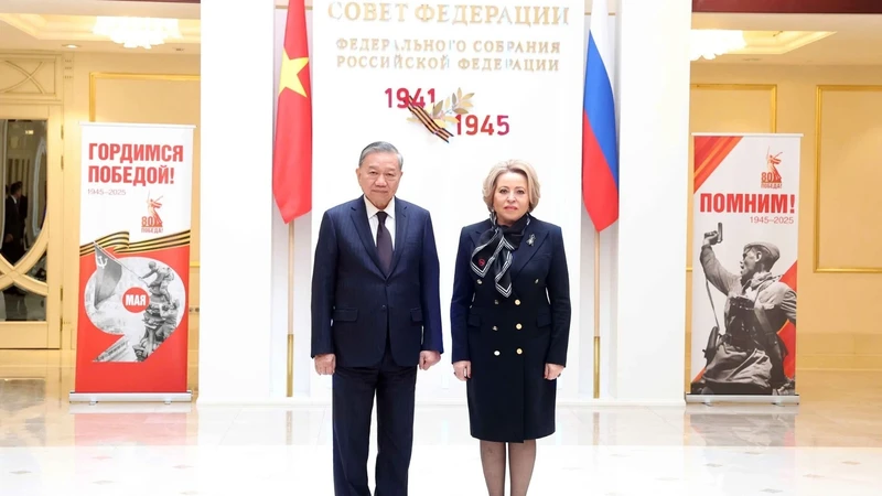 越共中央总书记苏林和俄联邦委员会（ 议会上院）主席瓦莲金娜·马特维延科。（图片来源：越通社）