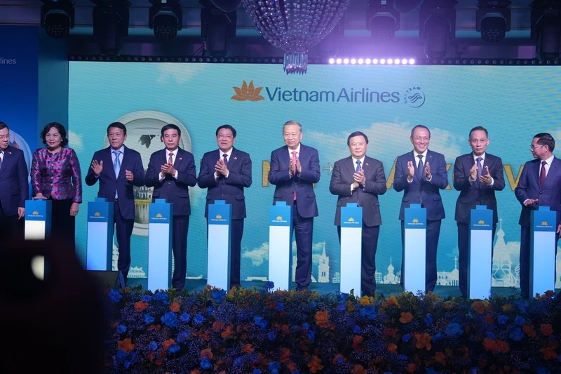 苏林总书记出席河内至莫斯科直达航线开通仪式。