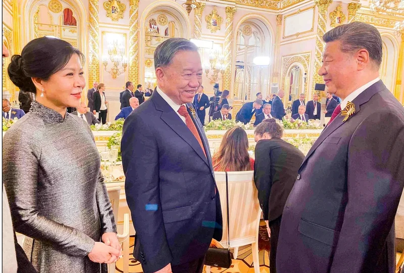 苏林总书记和夫人同中共中央总书记、中国国家主席习近平交谈。（图片来源：国际报）