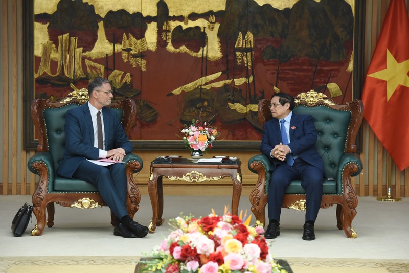 越南政府总理范明正会见法国驻越南大使奥利维耶·布罗谢。