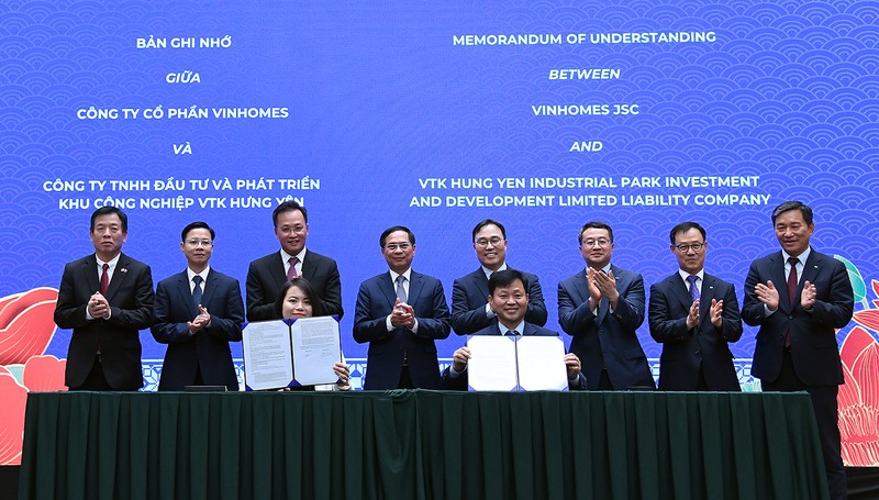 越南政府副总理兼外交部长裴青山与各位代表共同见证韩国企业协会与保兴投资股份公司签署合作协议。（图片来源：VGP）