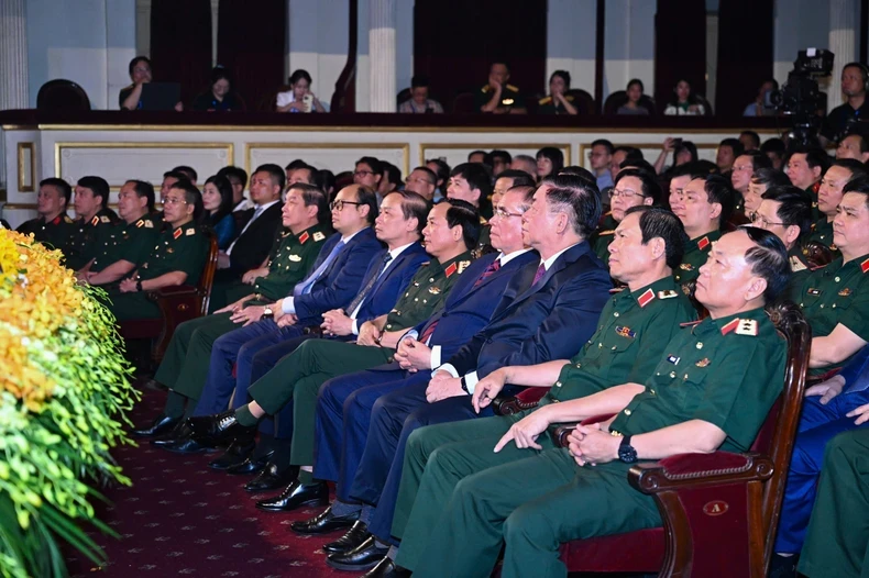 党、国家领导人出席颁奖仪式。