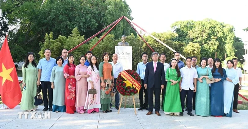 参加献花仪式的旅古越南人代表。（图片来源：越通社）