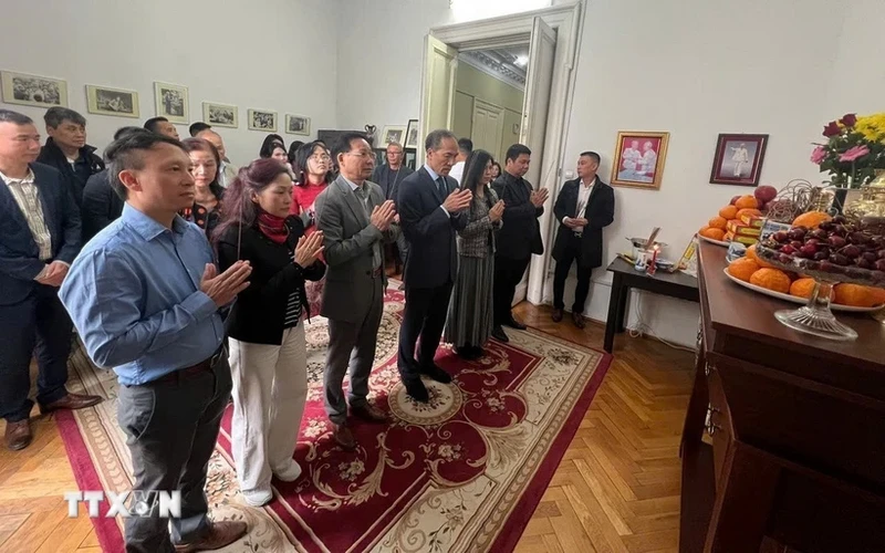 越南驻罗马尼亚大使杜德成和夫人以及与会代表共同上香，缅怀胡志明主席。（图片来源：越通社）