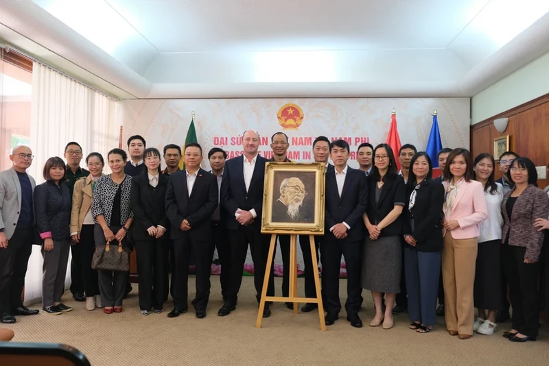 与会代表合影。（图片来源：越通社）