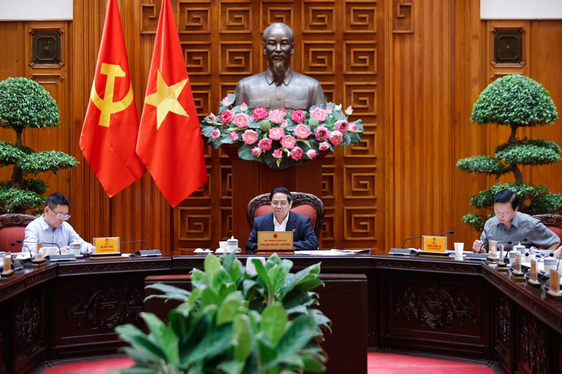 越南政府总理范明正主持召开政府常务委员会会议。（图片来源：VGP）