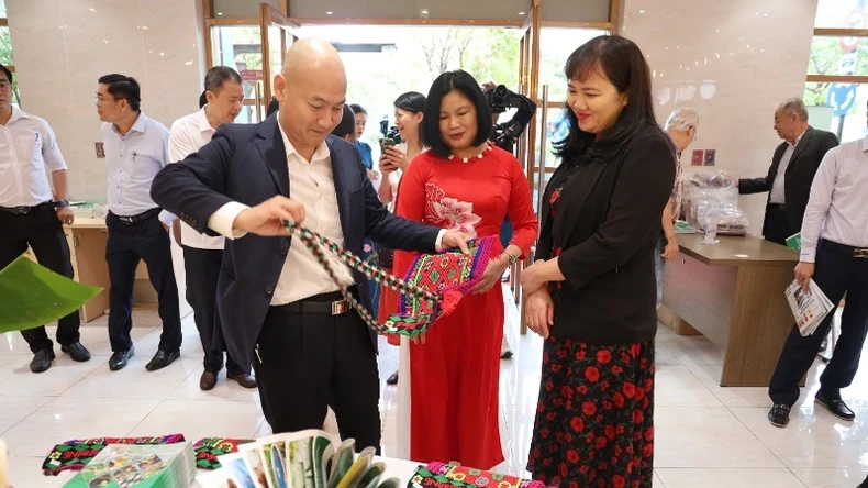 观众参观“胡志明市高平省少数民族和山区产品推介周”活动。
