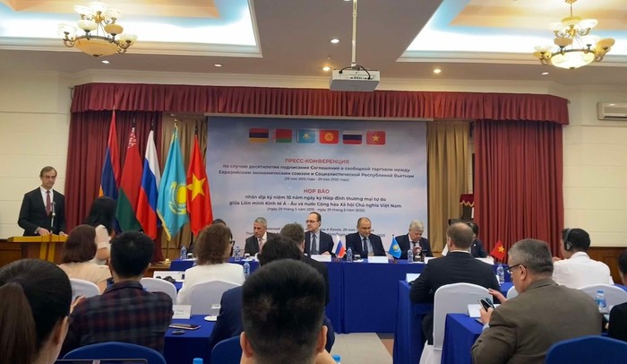 纪念越南与亚欧经济联盟自由贸易协定签署10周年新闻发布会。