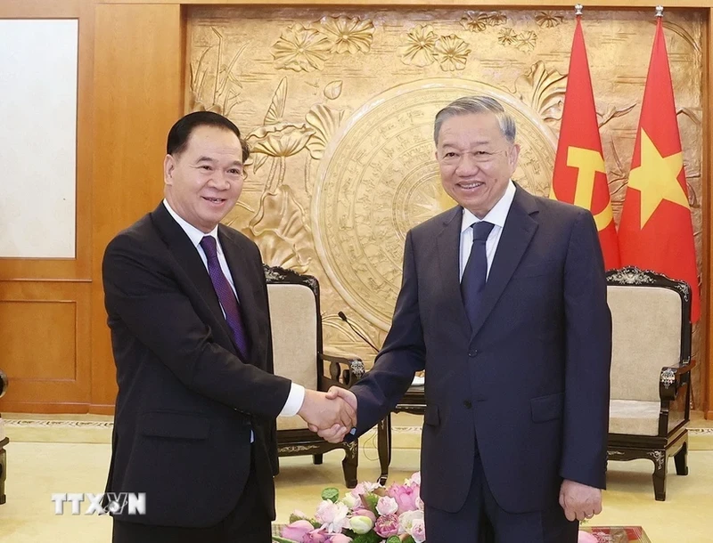 苏林总书记会见老挝人民革命党中央办公厅主任通沙立。（图片来源：越通社）