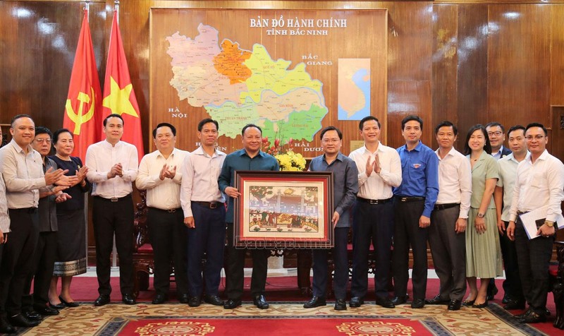 越南北宁省委书记阮英俊向老挝人民革命青年团中央书记处书记蒙赛•劳姆松赠送纪念品。（图片来源：北宁报网）