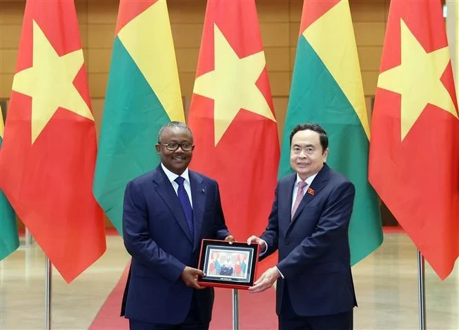 越南国会主席陈青敏与几内亚比绍共和国总统乌马罗·西索科·恩巴洛互赠纪念品。