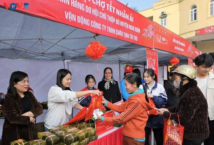 在爱心之春运动框架内向贫困者赠送慰问品和年礼。（图片来源：《越南之声》）