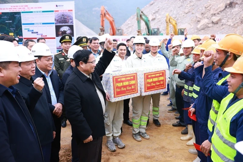 2月2日，越南政府总理、交通运输部门国家重点工程项目国家指导委员会主任范明正实地考察谅山省同登-高平省茶岭高速公路施工进度并给现场工作人员致以新春祝福。
