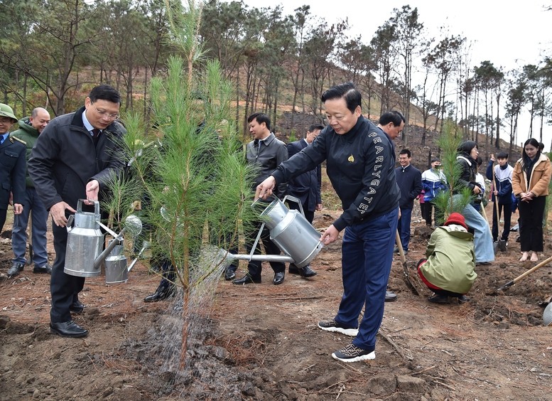 陈红河副总理参加“永远铭记胡伯伯之恩”新春植树节。