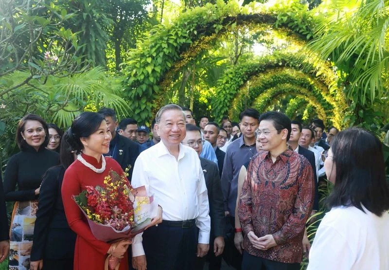 苏林总书记和夫人参观新加坡植物园。