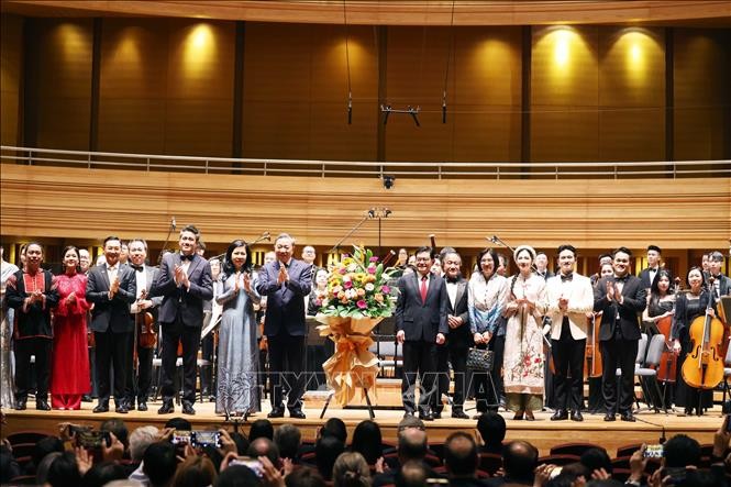 越共中央总书记苏林与夫人出席在新加坡国立大学举行的音乐盛会。（图片来源：越通社）