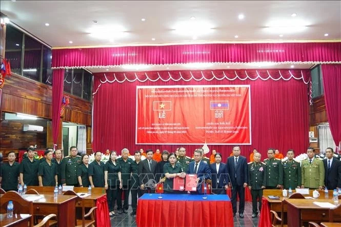 在老挝牺牲的越南志愿军烈士遗骸交接送行仪式。（图片来源：越通社）