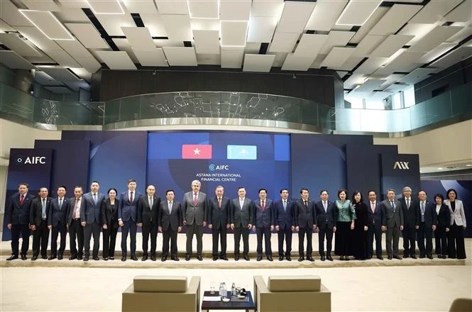 苏林总书记一行造访了阿斯塔纳国际金融中心并合影留念。