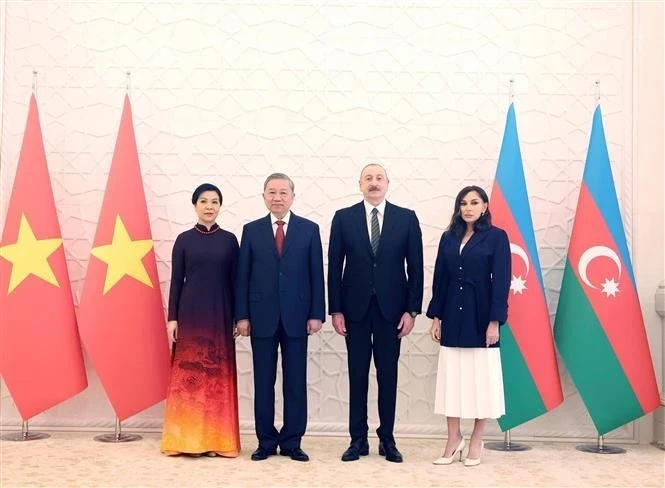 阿塞拜疆总统阿利耶夫和夫人与越共中央总书记苏林和夫人合影。