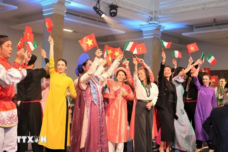 越南与意大利旅游促进活动的文艺表演。