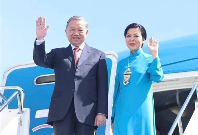 越共中央总书记苏林和夫人离开阿斯塔纳，启程对阿塞拜疆共和国进行国事访问。