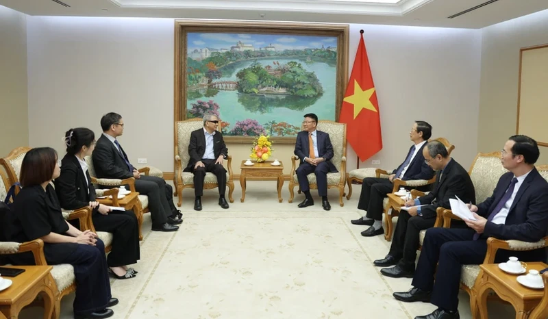 越南政府副总理黎成龙会见了美国非营利组织——越南基金会执行经理范德忠坚。