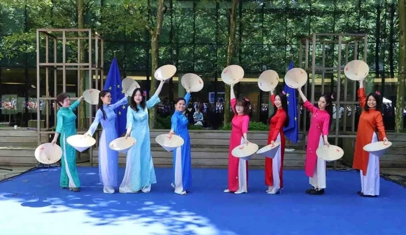 越南传统奥黛表演。