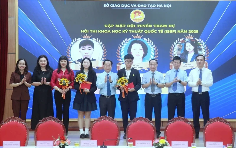 参加2025年国际科学与工程大奖赛的越南国家代表队见面会。