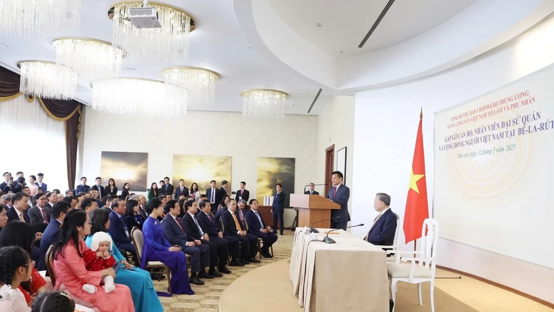 苏林总书记会见越南驻白俄罗斯大使馆工作人员和侨胞代表。