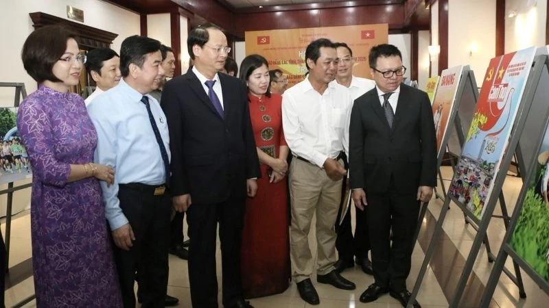 各位代表在研讨会期间参观展览。