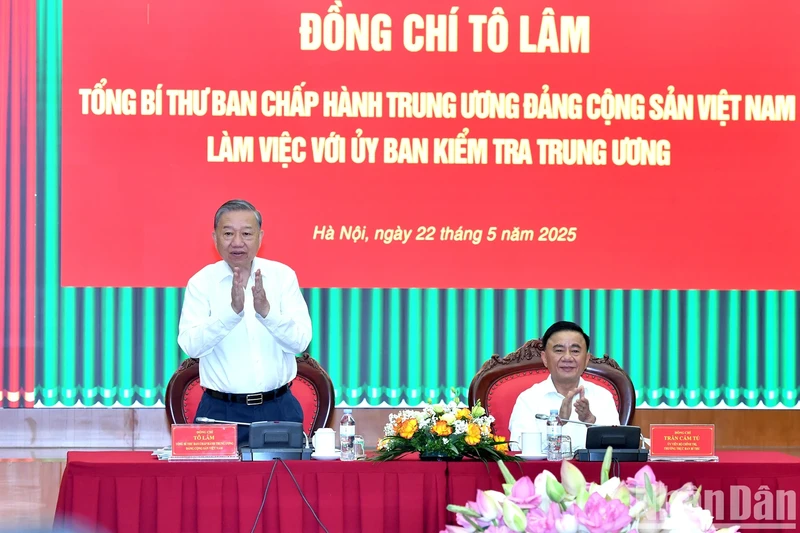 越共中央总书记苏林与越共中央检查委员会举行工作会议。（登科 摄）