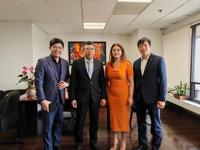 越南驻墨西哥大使阮文海与墨西哥—越南友好友好议员小组新任主席安娜·卡琳娜·罗霍·皮门特尔和代表们合影。