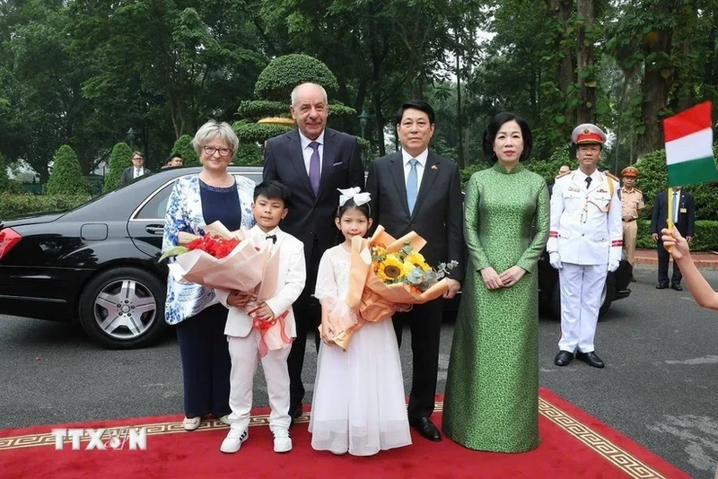 越南国家主席梁强和夫人与匈牙利总统舒尤克·道马什和夫人。（图片来源：越通社）