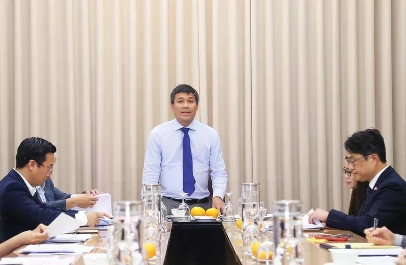 越南外交部常务副部长阮明宇在座谈会上发表讲话。